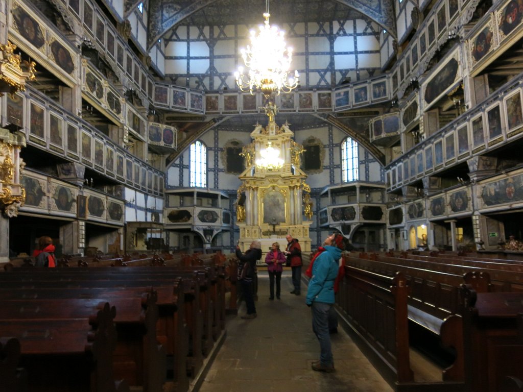 03.jpg - Podziwiamy wnętrze – widok na ołtarz.