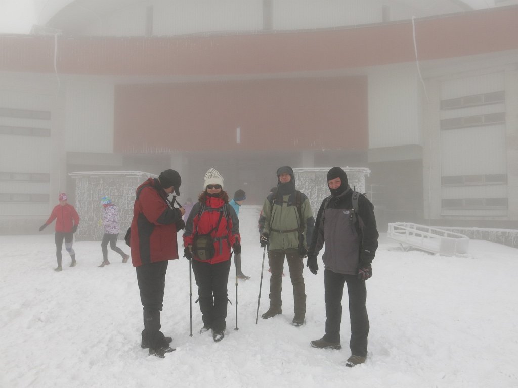 55.jpg - Przed wieżą retransmisyjną RTV na szczycie Pradziada (1491m).