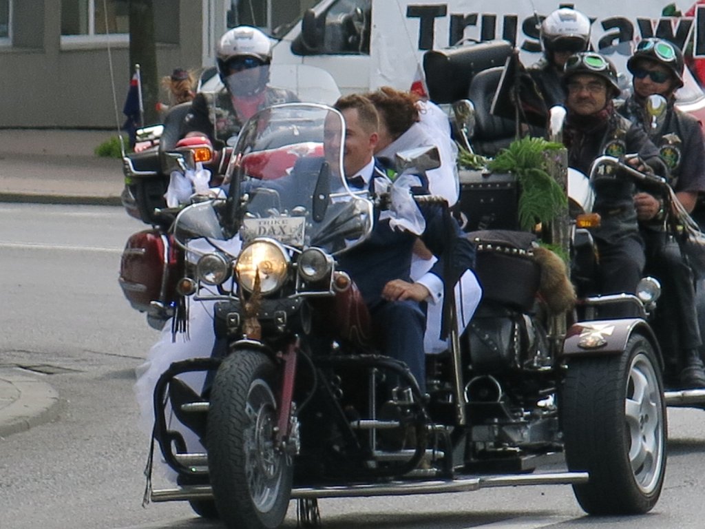 011.jpg - Motocyklowy orszak weselny.