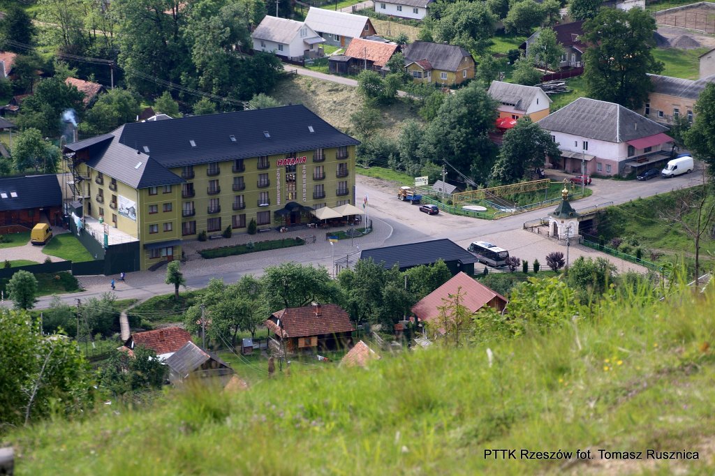 020.jpg - Widok z pobliskiego wzgórza na hotel Natalia, w którym mieszkaliśmy.