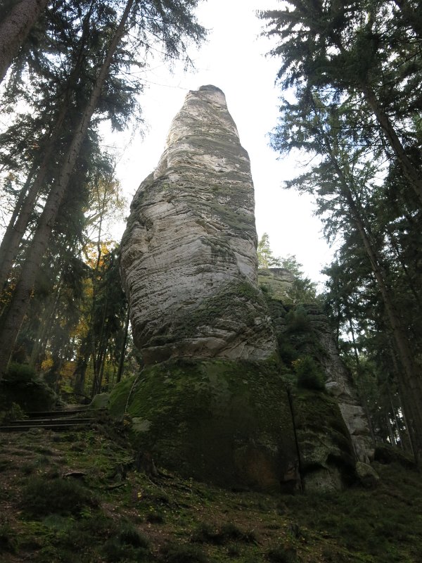 20.jpg - Skałka na terenie Hrubej Skaly.