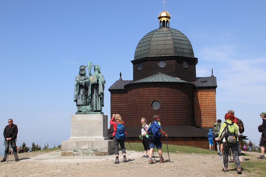 021.jpg - Kaplica pw. Świętych Cyryla i Metodego i posąg świętych na szczycie góry Radhost (1129m).