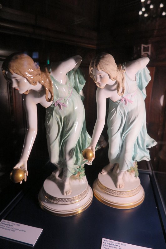 14.jpg - Figurki z biszkoptowej porcelany.