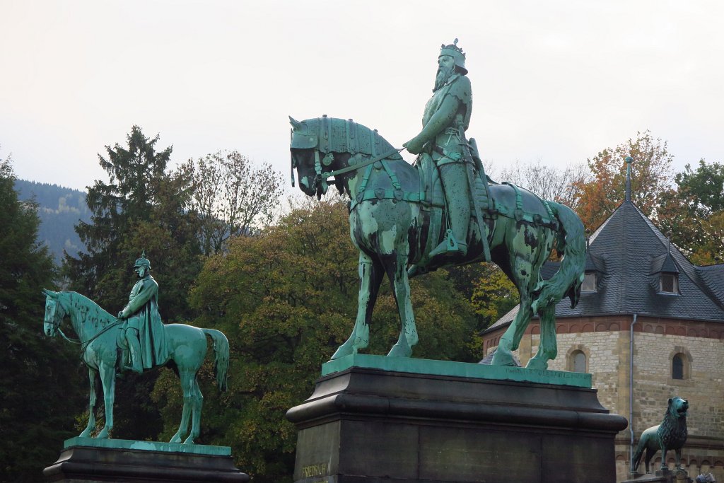 66.jpg - Posągi cesarzy niemieckich – Fryderyka I Barbarossy i Wilhelma I.