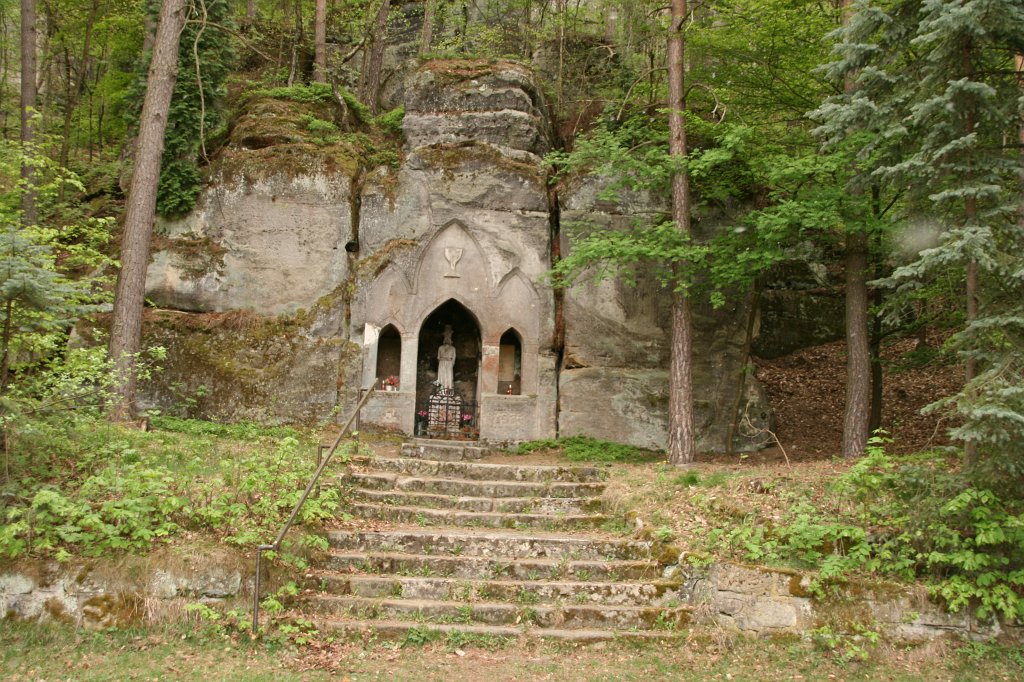 027.jpg - Kapliczka w skale.