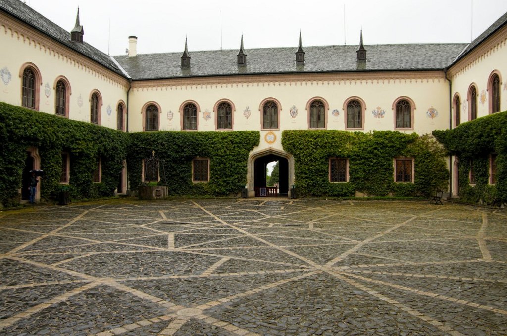 034.jpg - Dziedziniec zamkowy.