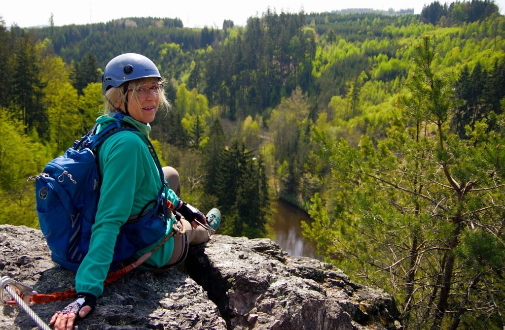 057.jpg - Via Ferrata poprowadzona jest na skalnej bramie nad rzeką Izerą.
