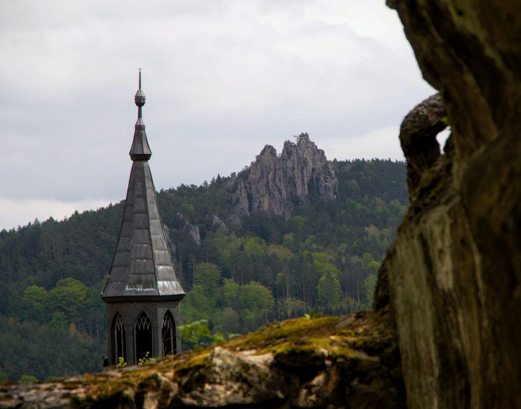 094.jpg - Widok z  ruin zamku Vranov na Suche Skały.