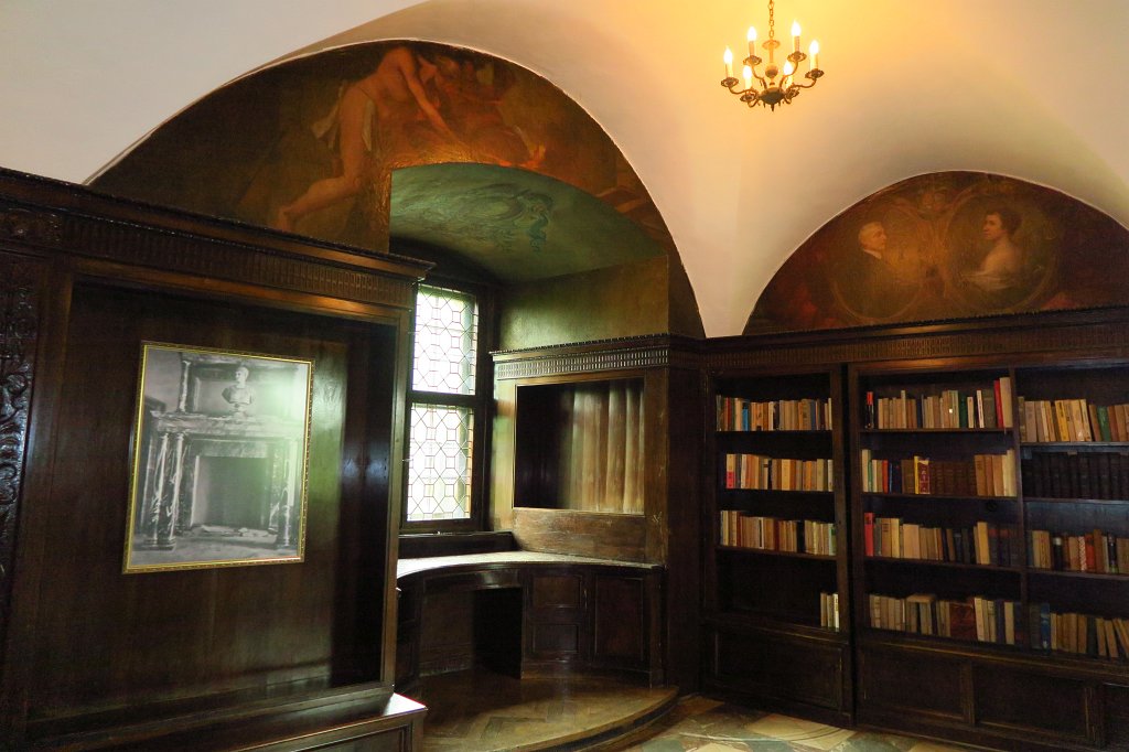 122.jpg - Oryginalne malowidła i tajemne przejście przez biblioteczkę.