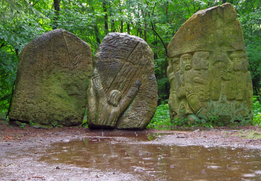 01.jpg - Oleksy Dowbusz ze swoją drużyną wykuty w skałach – pomnik pamięci Przodków.