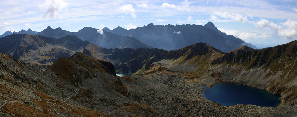 025.jpg - Piękna panorama z Zawratu na Dolinę Pięciu Stawów i Wysokie Tatry.