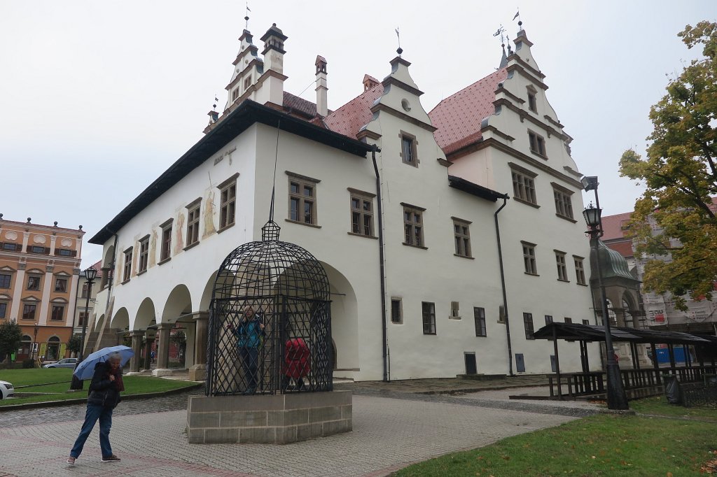03.jpg - Klatka Hańby z ok. 1600 r. przed ratuszem w Lewoczy.