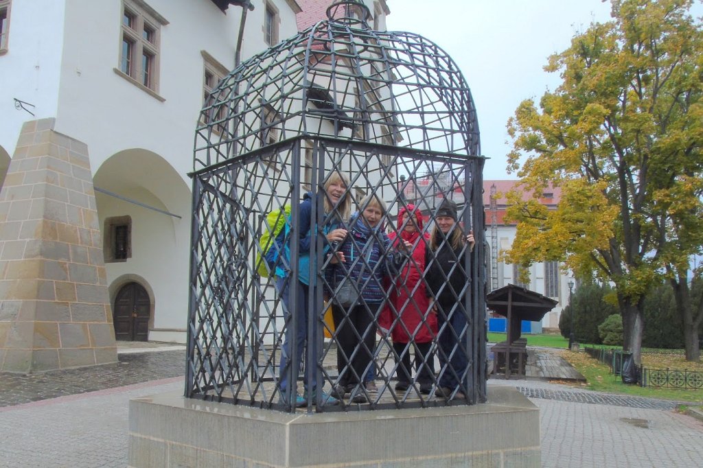 04.jpg - Klatka Hańby to pręgierz dla kobiet, które po zmierzchu śmiały chodzić po ulicach bez mężczyzn.