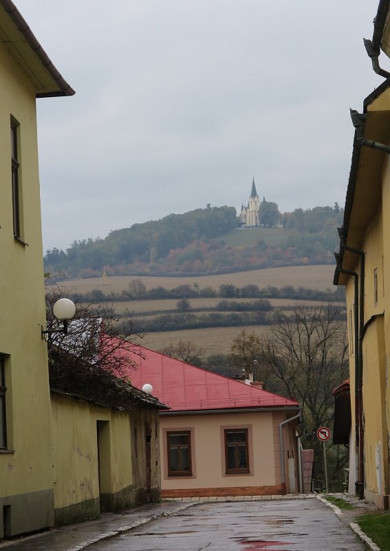 09.jpg - Widok z Lewoczy na Mariańską Górę.